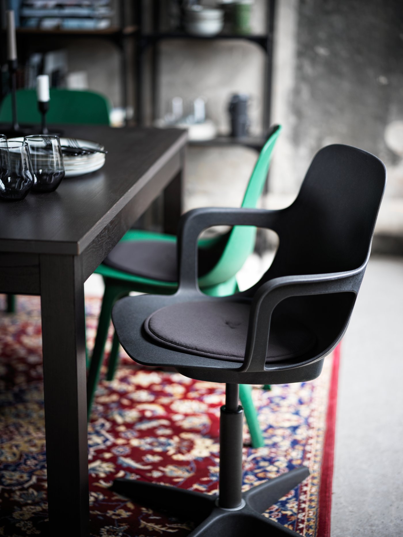 A dark grey STRÅFLY chair pad in the dining room