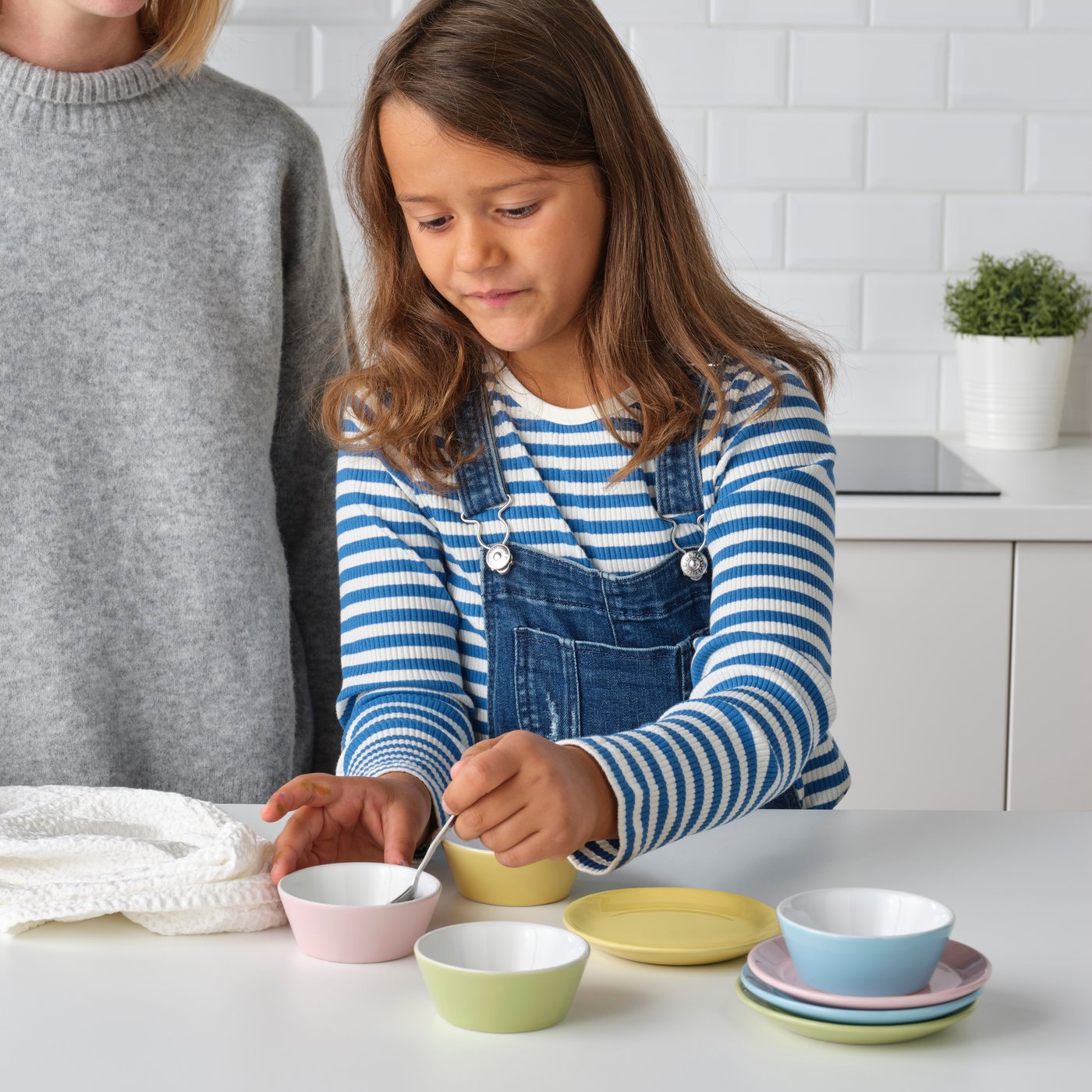 A mixed colours DUKTIG 8-piece plate/bowl playset