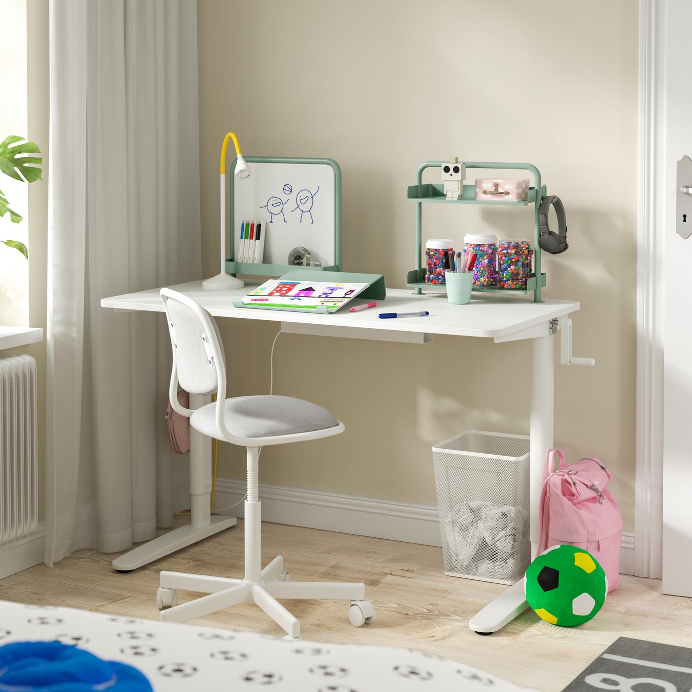 Una combinazione di scrivania RELATERA bianca con una sedia con rotelle