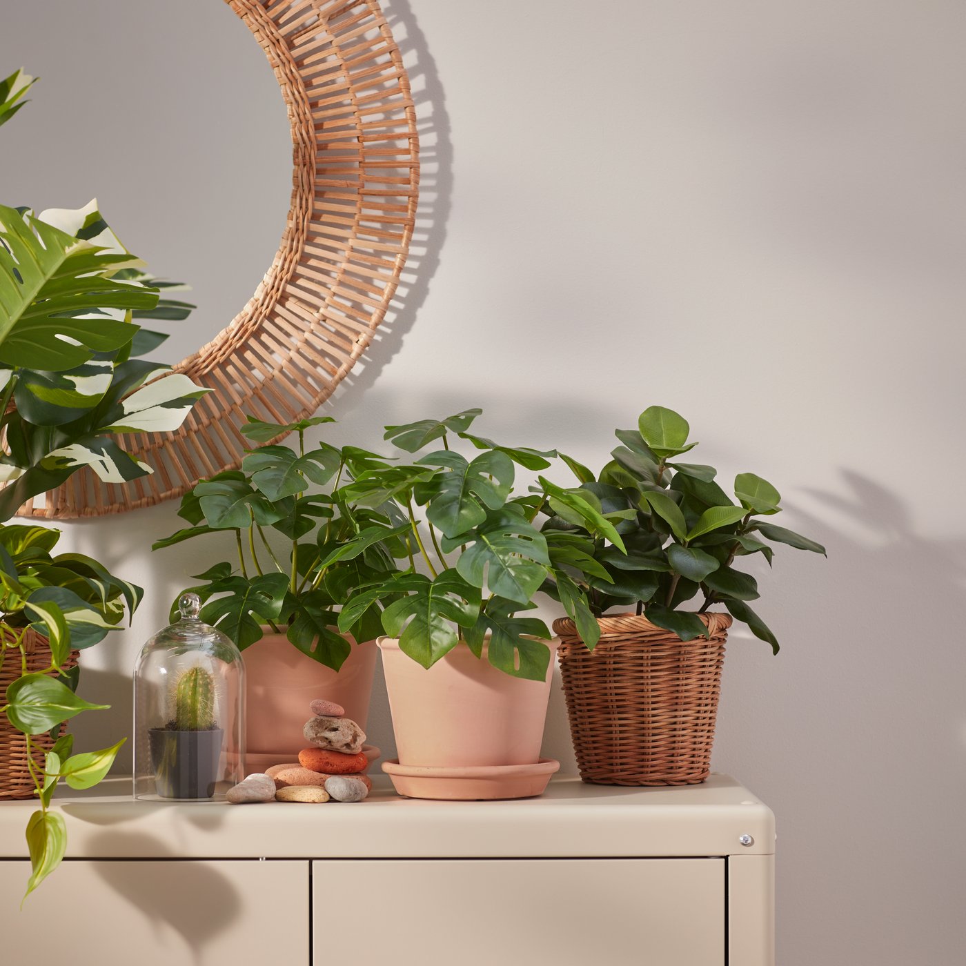 An in/outdoor terracotta MUSKOTBLOMMA plant pot with saucer in the living room.
