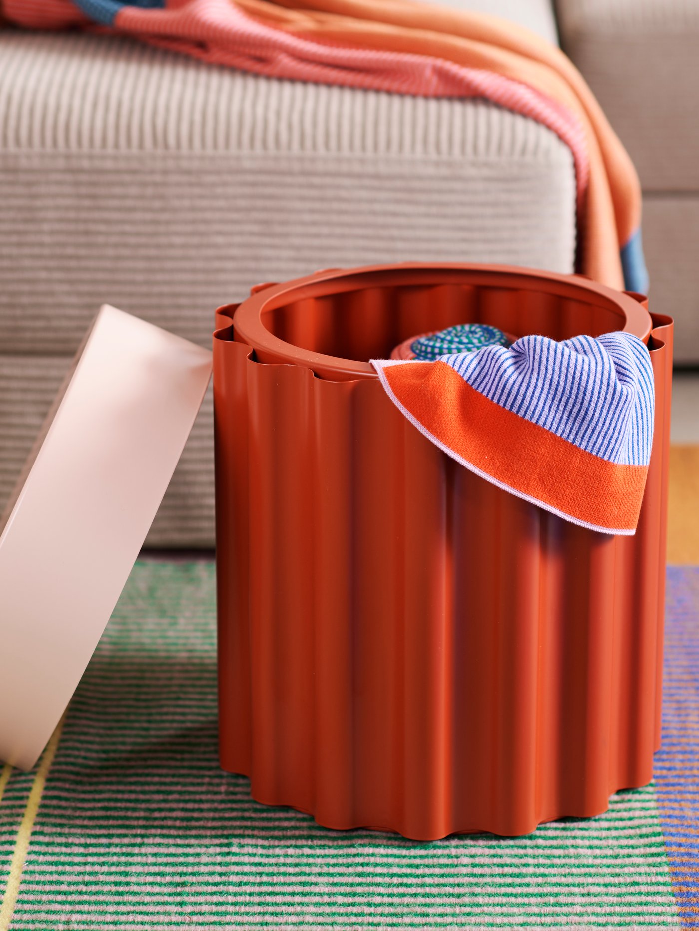 Un video de la unidad de almacenamiento TESAMMANS con ruedas tomando cosas de la cocina y llevándolas al comedor.