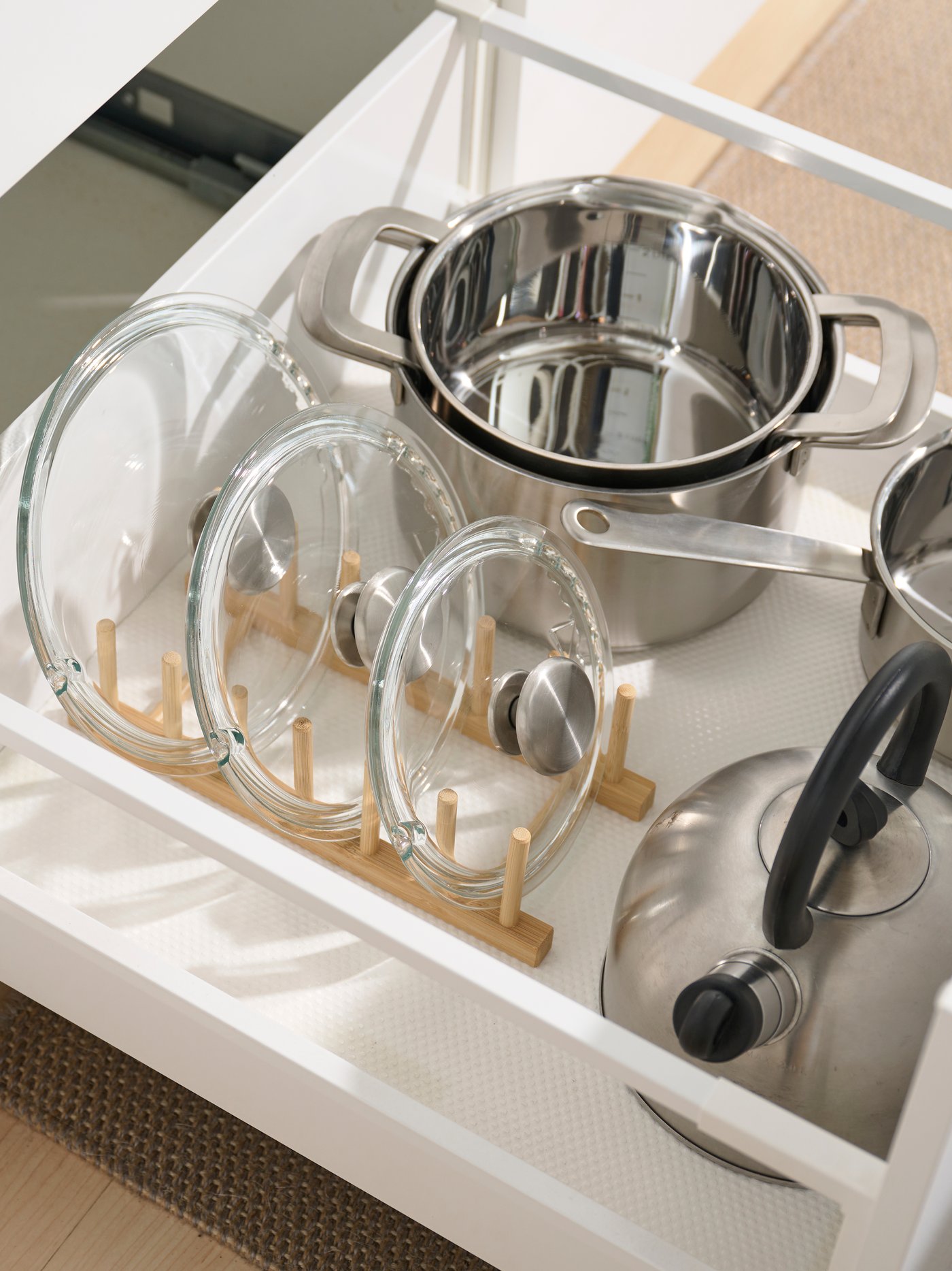 A bamboo OSTBIT plate holder in the kitchen
