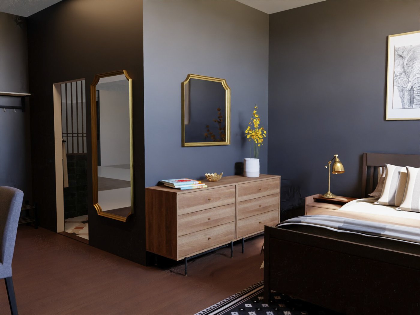 Teil eines Hotelzimmers. Blick auf eine große Kommode. Über der Kommode und links von der Kommode Spiegel. Rechts Teil eines Doppelbetts, links Durchgang ins Badezimmer.