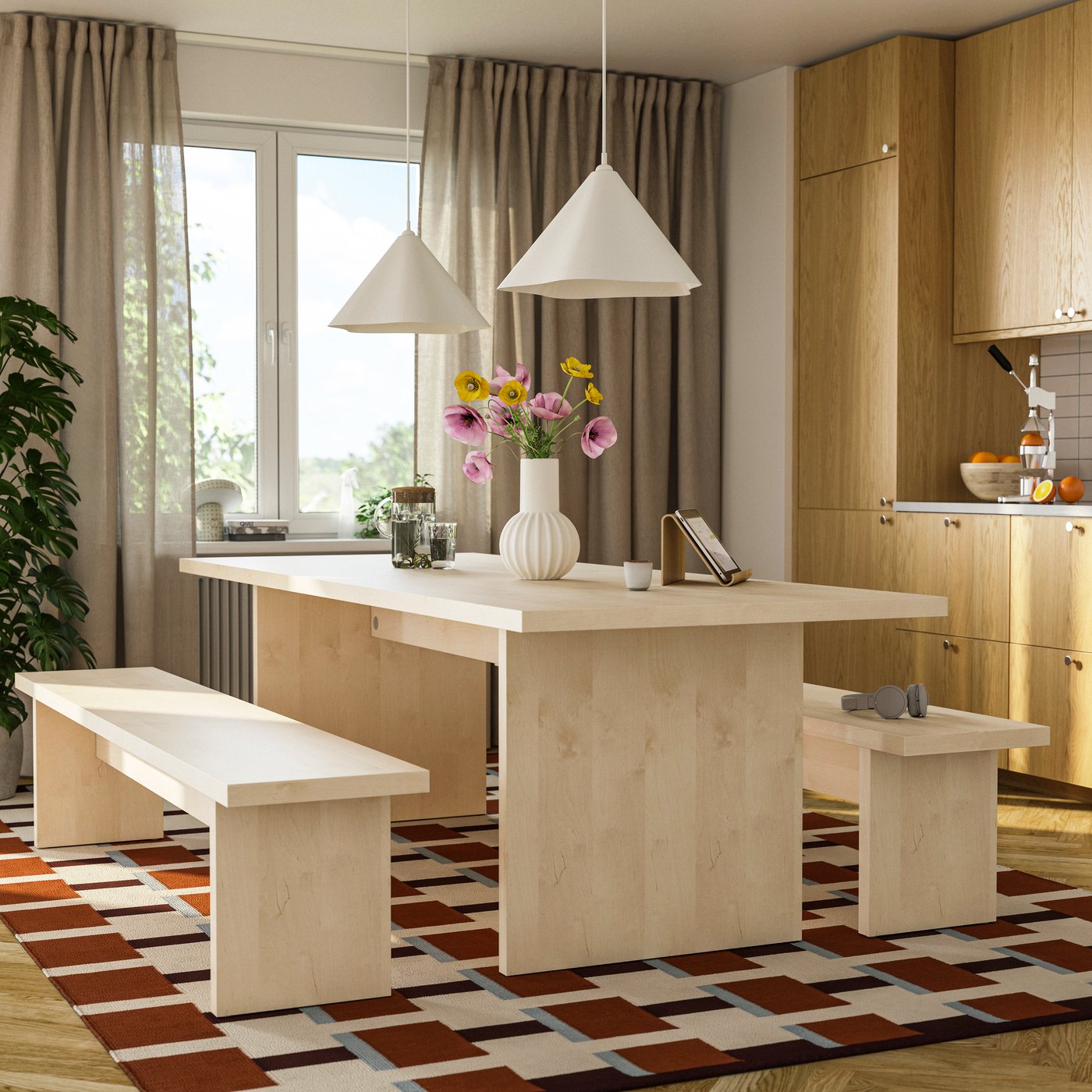 Ett BERGSHYTTAN bord och bänk i tonad björkfaner på en rutig matta.