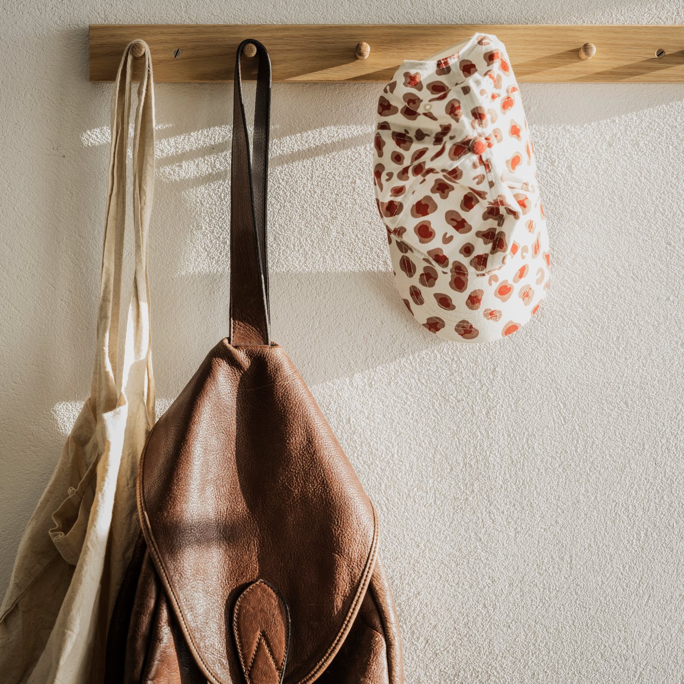 Un rack HÖVOLM en chêne avec 6 boutons
