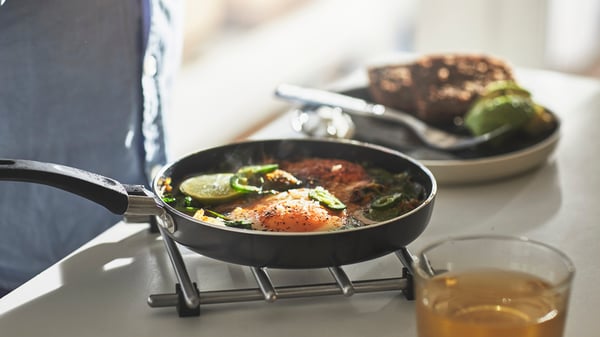 Een zwarte HEMLAGAD koekenpan met antiaanbaklaag.