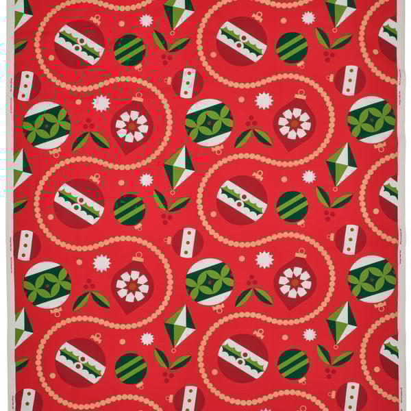 Närbild på ett rött tyg med julmönster.