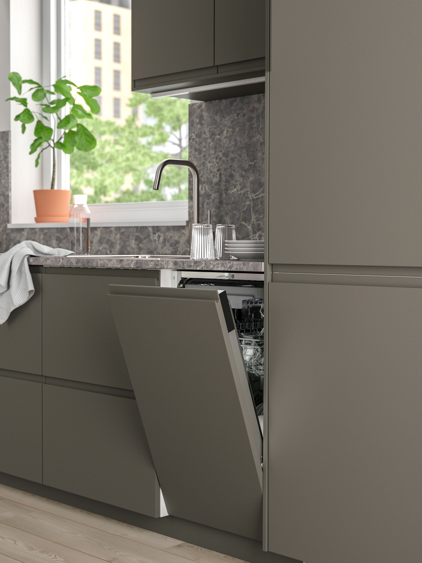 Una lavastoviglie integrata IKEA 500 FRÖSLUNDA in una cucina grigia