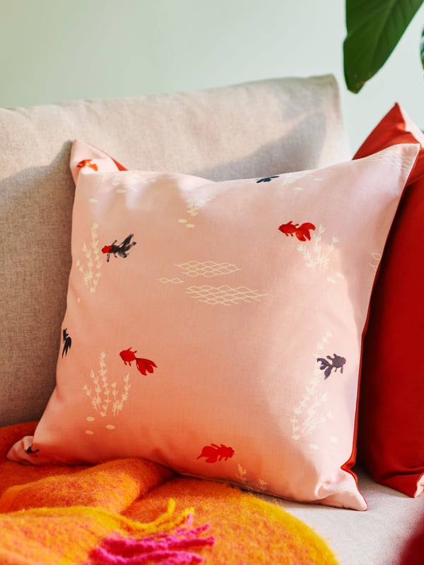 A goldfish/pink FÖSSTA cushion cover