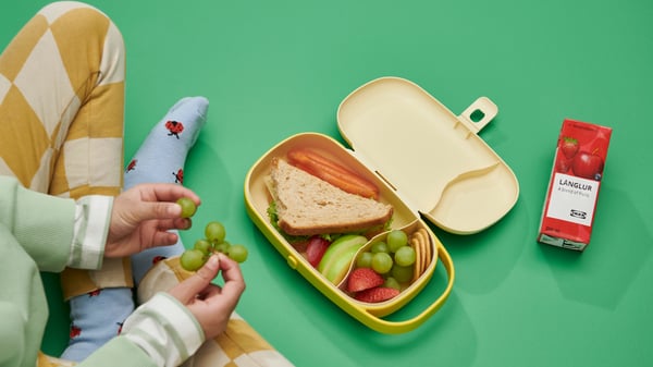 Een gele KAPTENSFISK-lunchbox