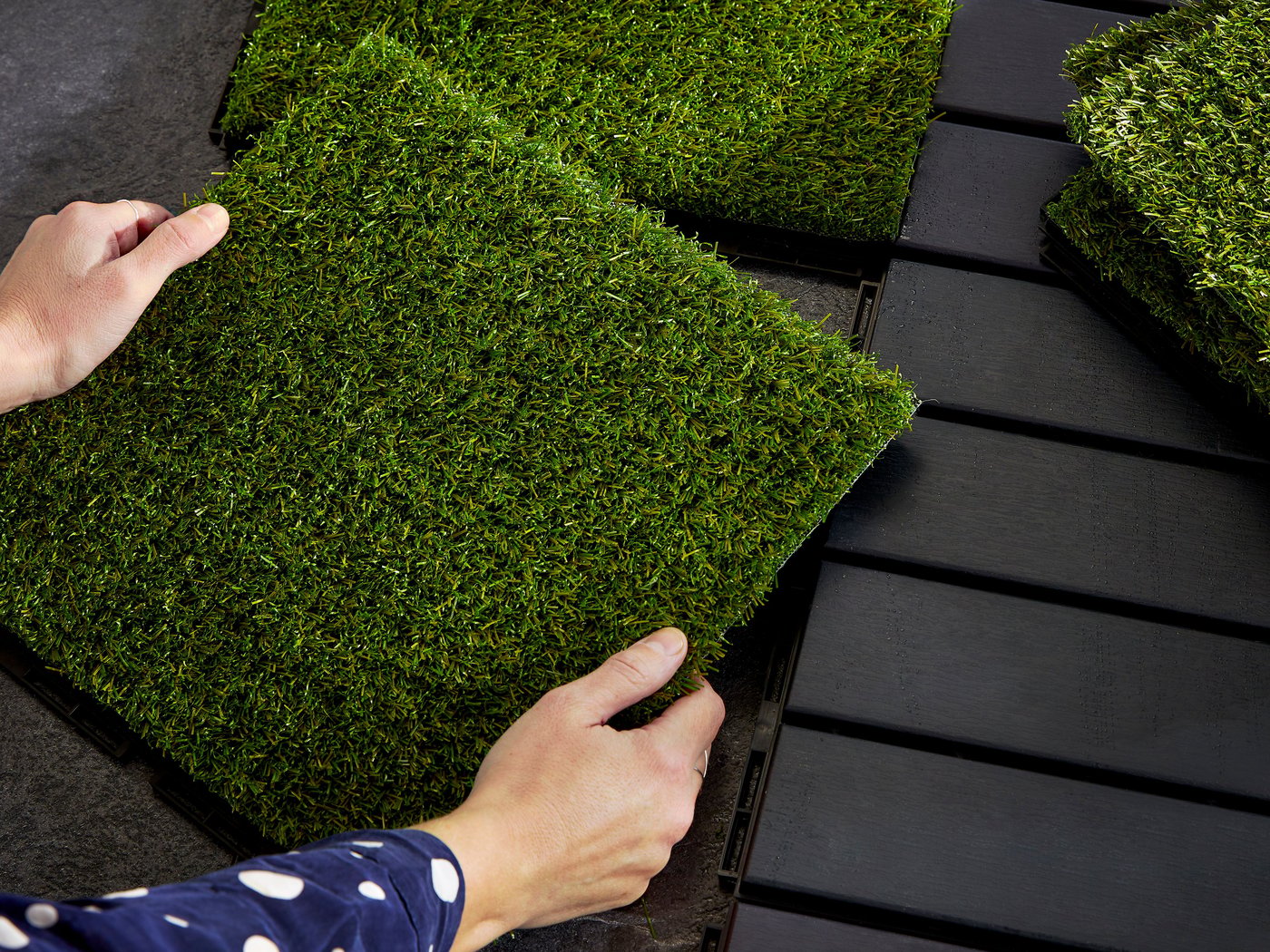 A dark grey RUNNEN floor decking, outdoor outside