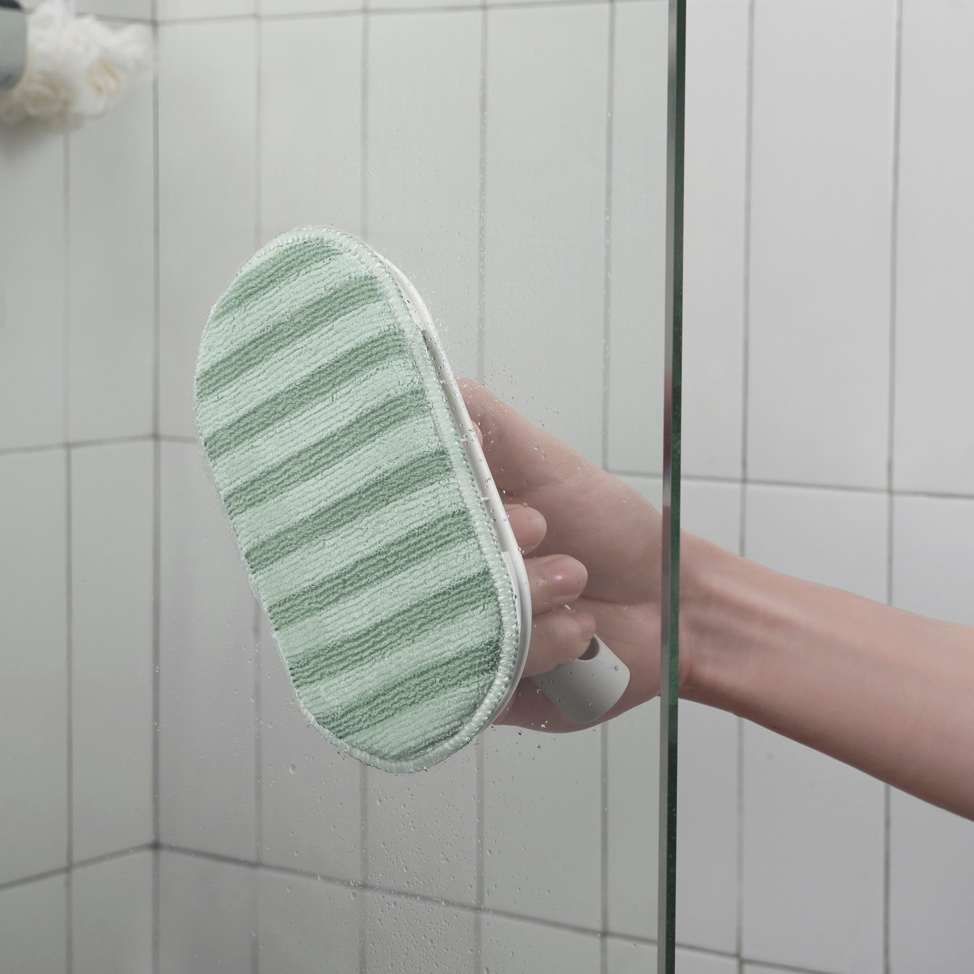 Zelená čisticí utěrka z mikrovlákna značky PEPPRIG v koupelně