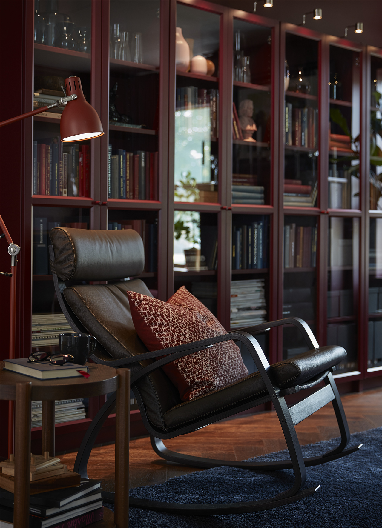 В гостиной стоит красно-коричневая напольная/настольная лампа ARÖD.
