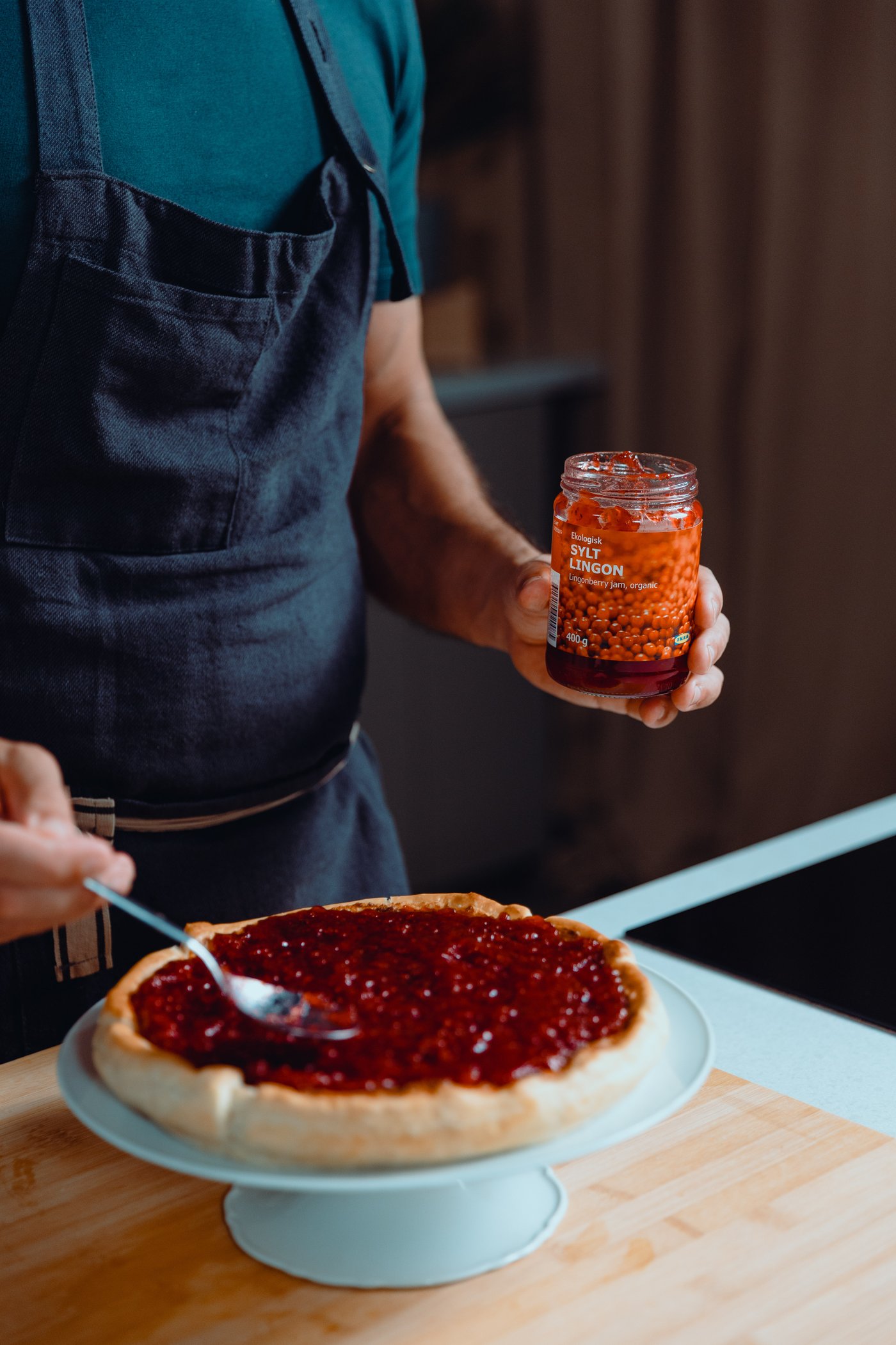 Chef Carlos Afonso prepara uma tarte de amêndoa com arandos