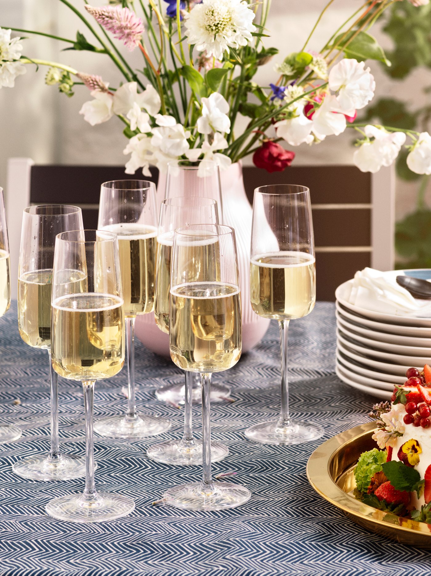 A clear glass DYRGRIP champagne glass