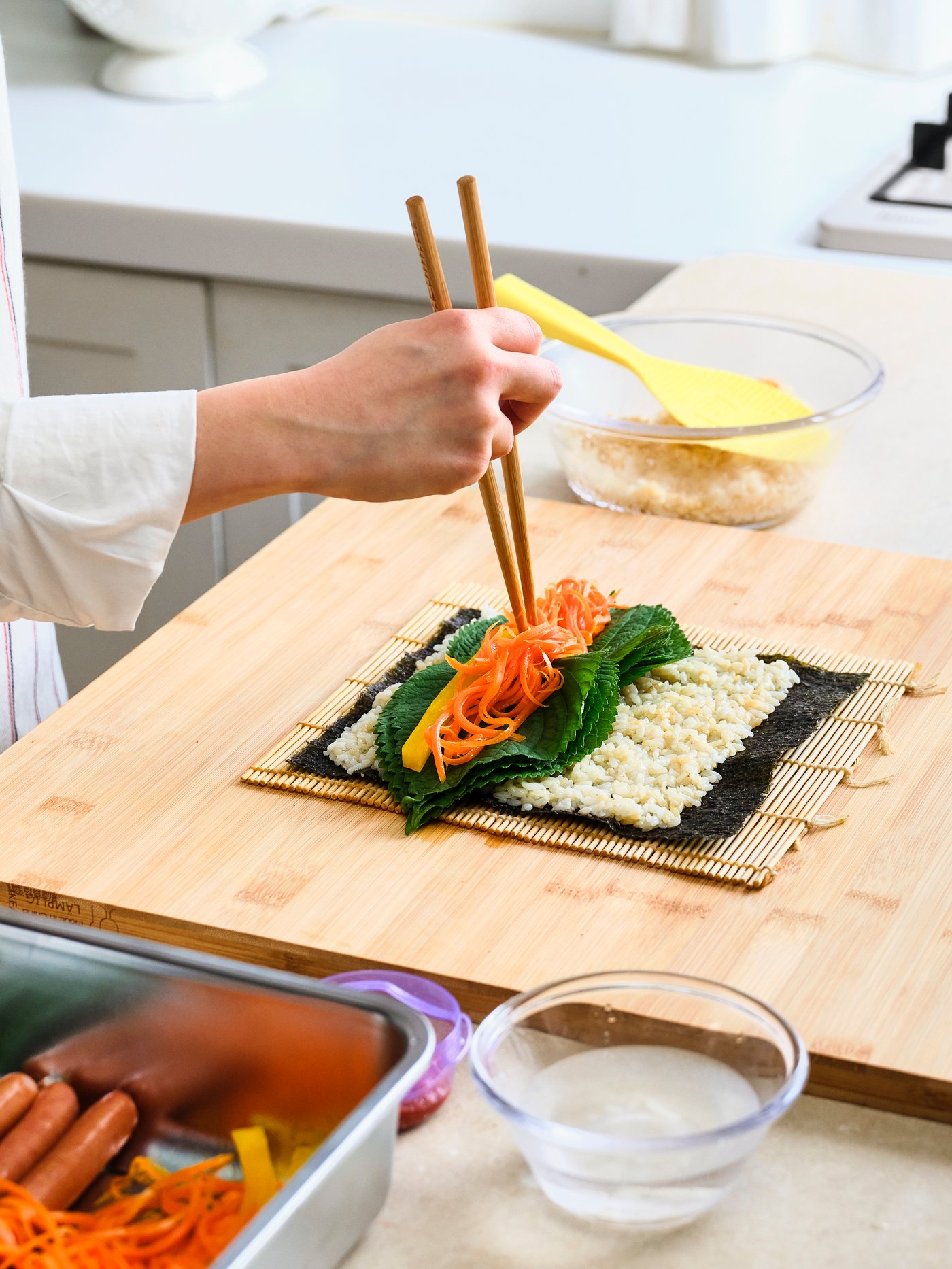 야채들을 김밥위에 올리는 컷