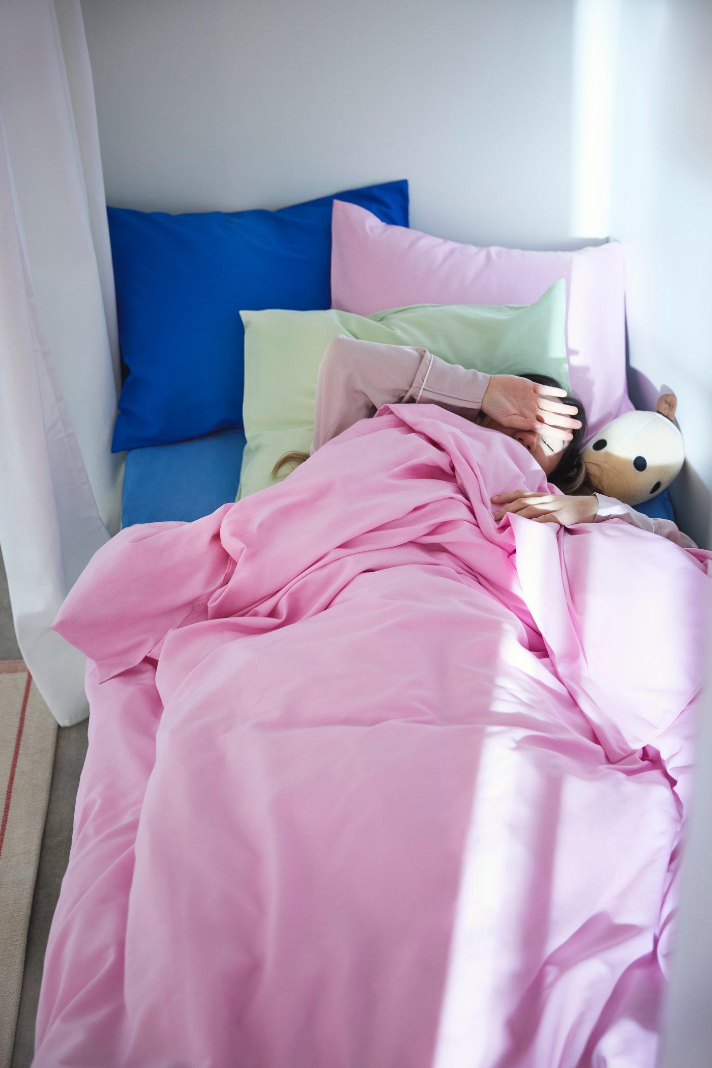 A pink PILTANDVINGE duvet cover and pillowcase in the bedroom