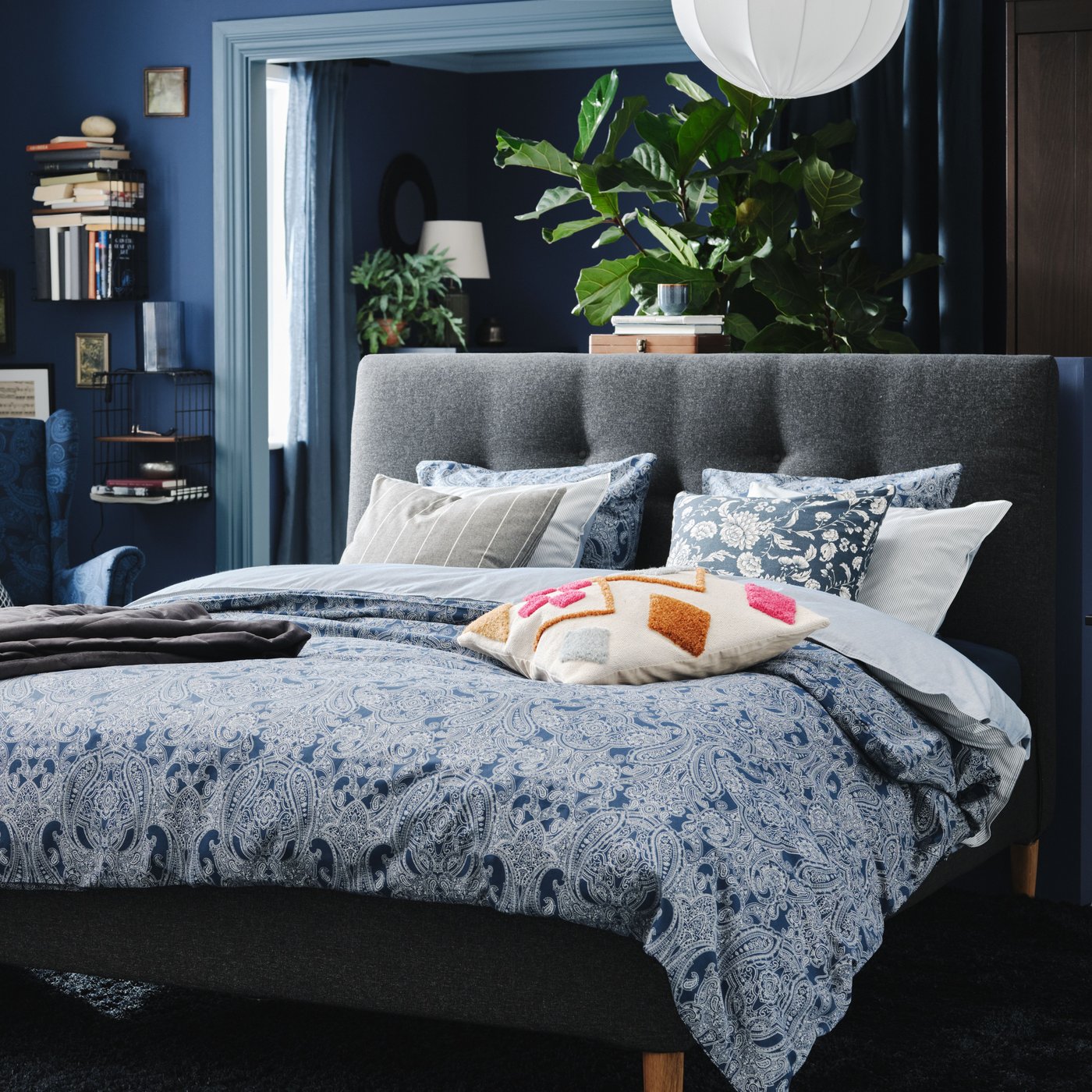 A grey ODDRUN throw in the bedroom