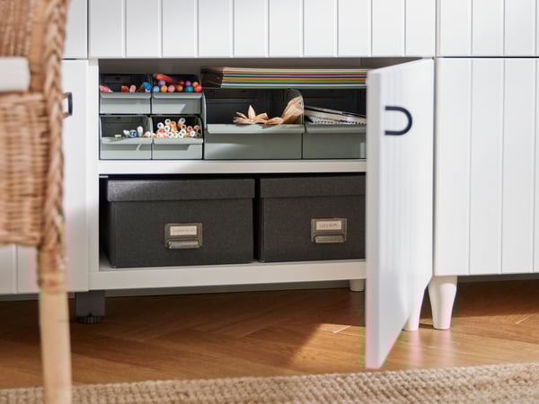 Un meuble TV avec une porte ouverte.