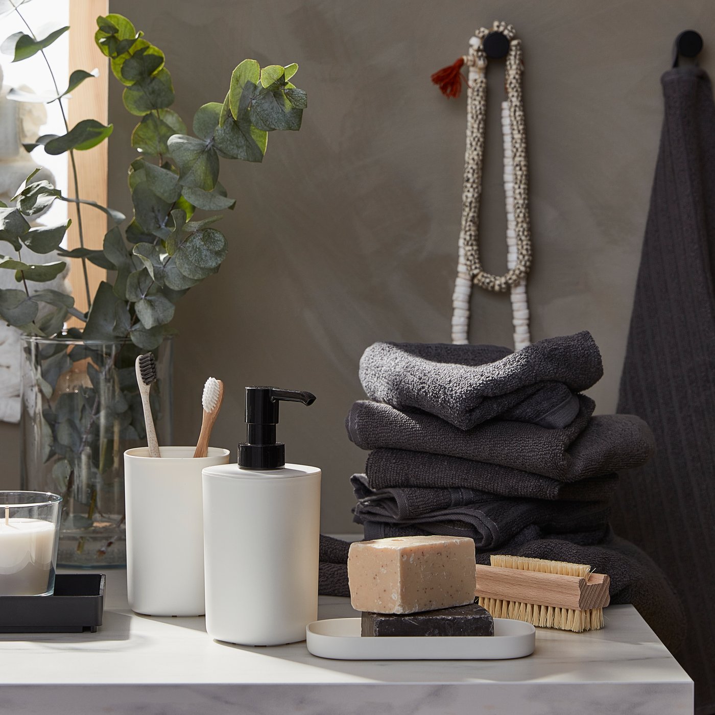 A dark grey VÅGSJÖN hand towel in the bathroom