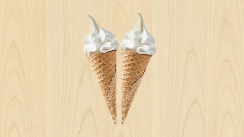 Un cono gelato alla vaniglia su uno sfondo di legno