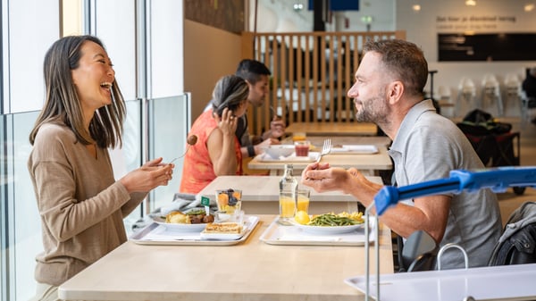 Couple qui mange au restaurant. 