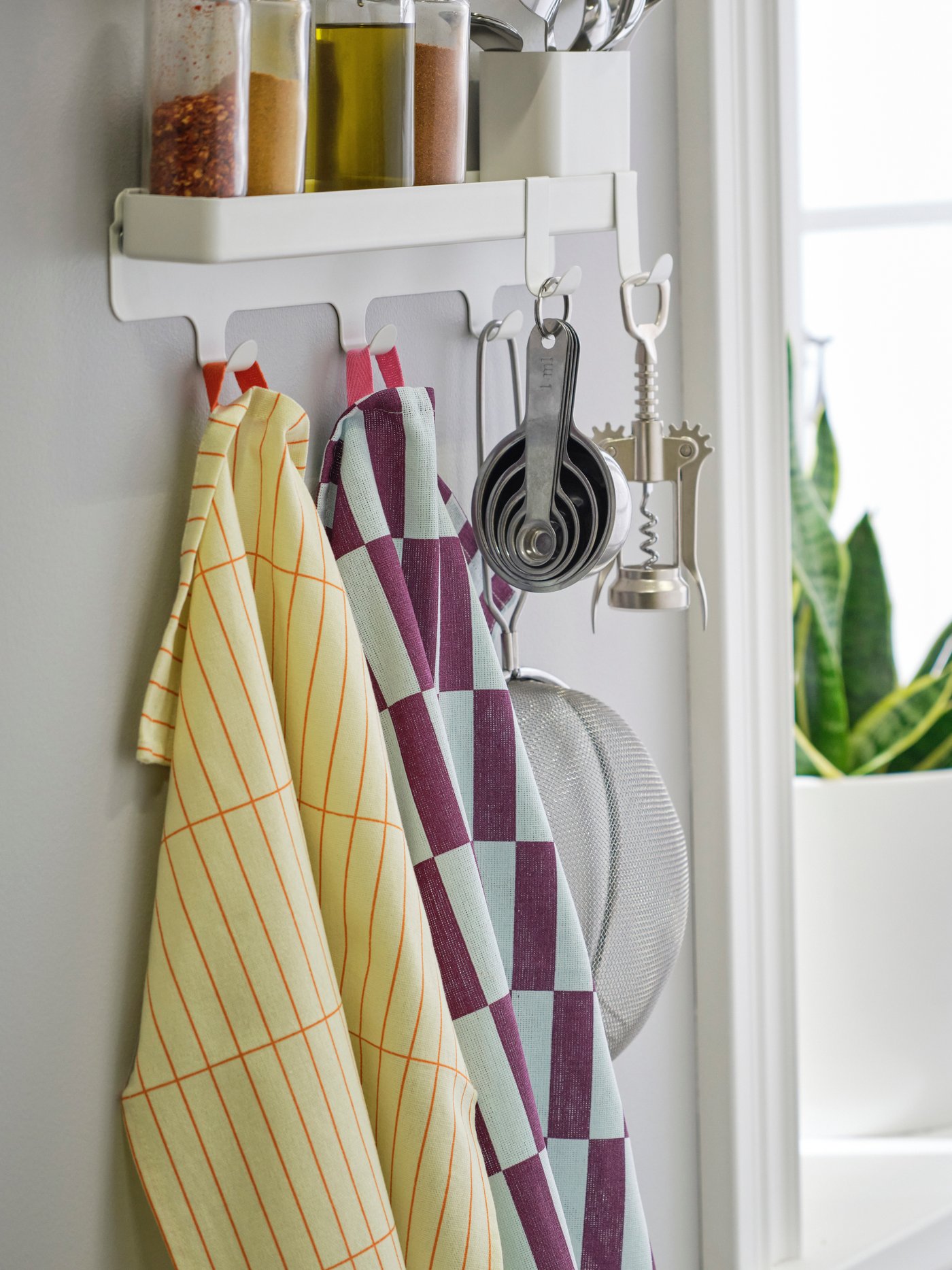 A multicolour/patterned SPJUTLILJA tea towel