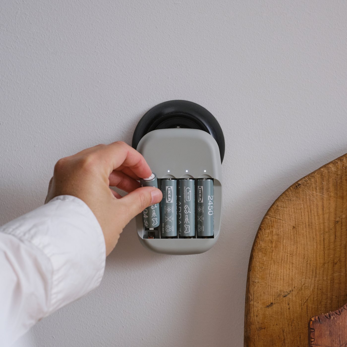 Una batteria ricaricabile LADDA HR06 AA da 1.2V.