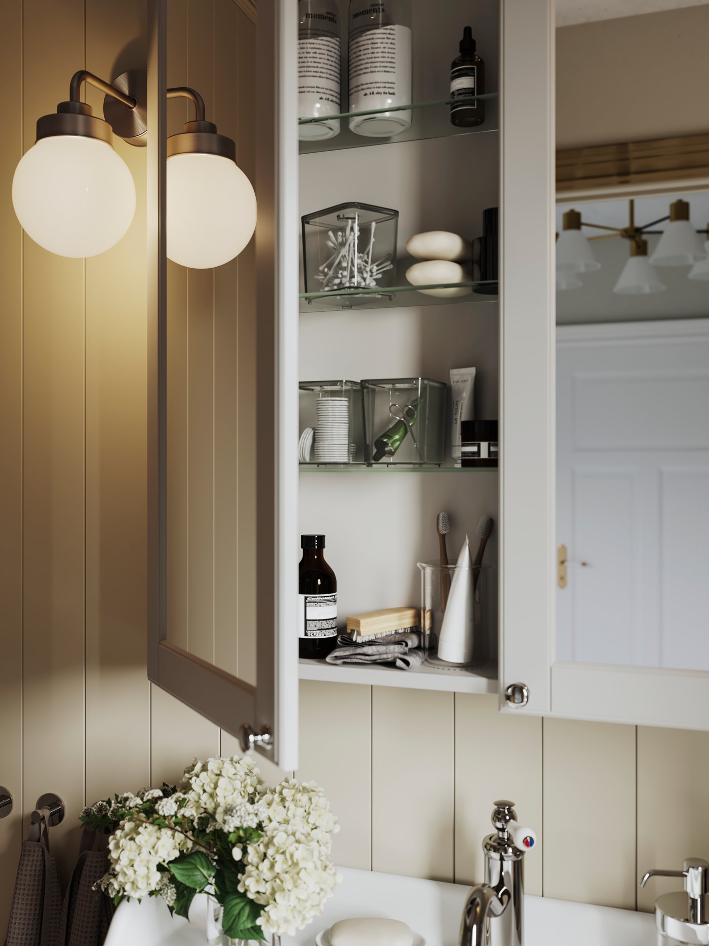 Meuble de salle de bain avec miroir ouvert.