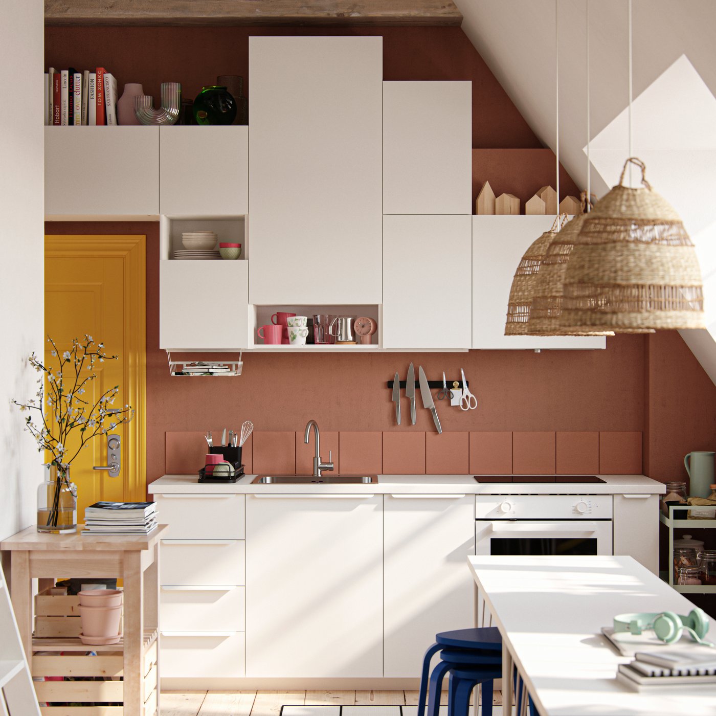 Hybel med store vinduer i industriell stil, mørke terrakottafargede vegger og hvite VALLSTENA kjøkkenfronter.