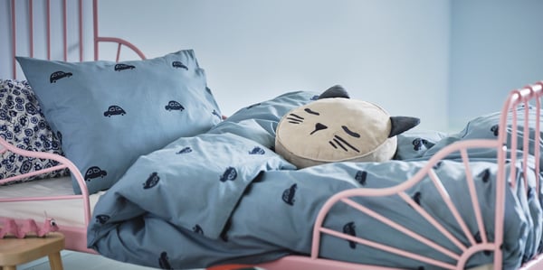 Un cojín BARNDRÖM beige con bolsillo en la habitación de los niños