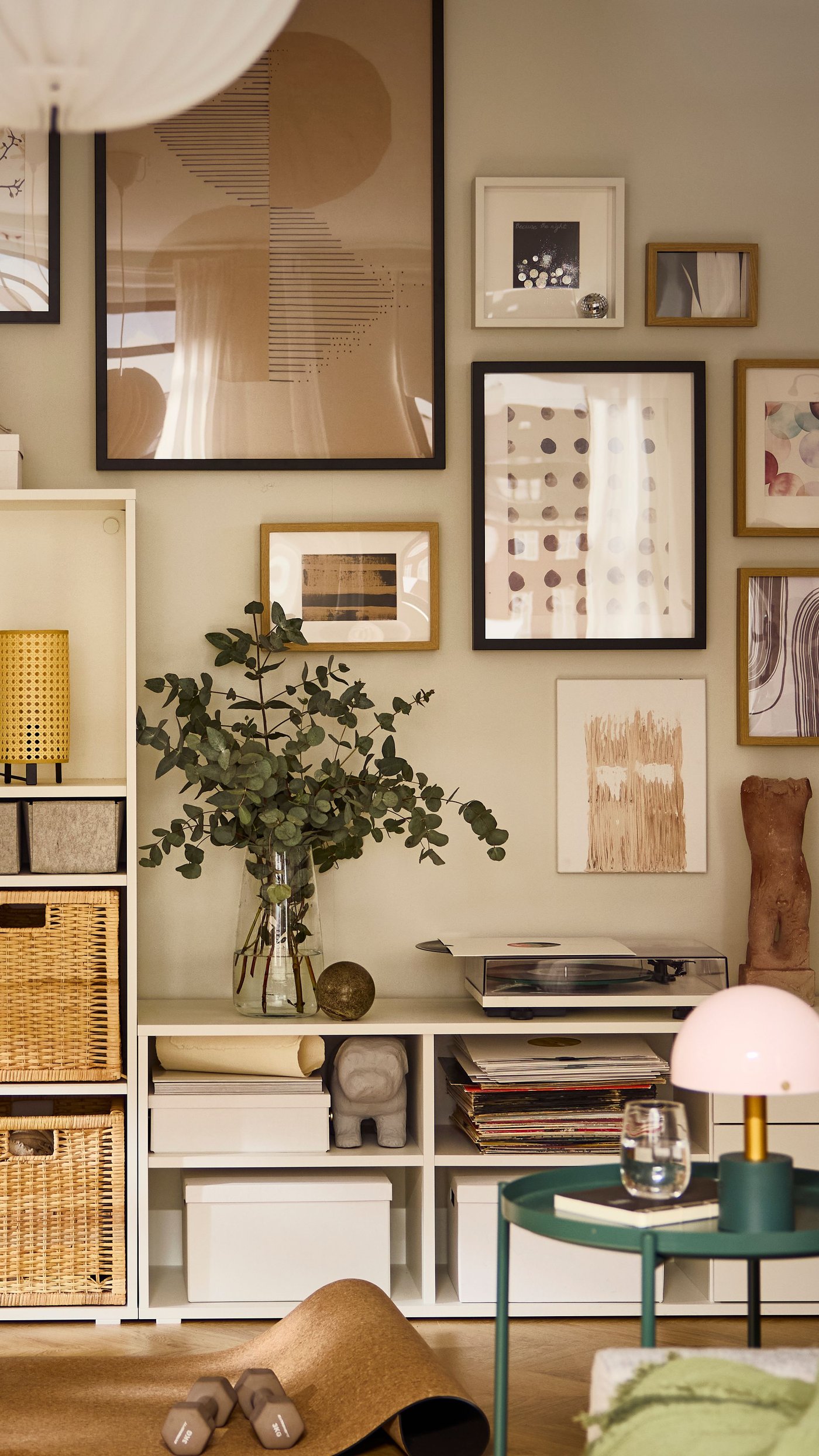 RÖDALM keretek egy bézs falon.