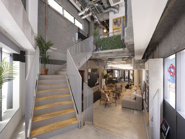 1階から2階へとグリーンが繋がる明るい空間。