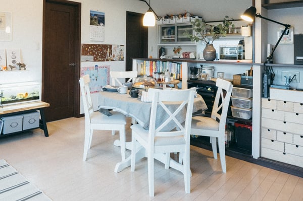 白を基調としたダイニングセットが並ぶ