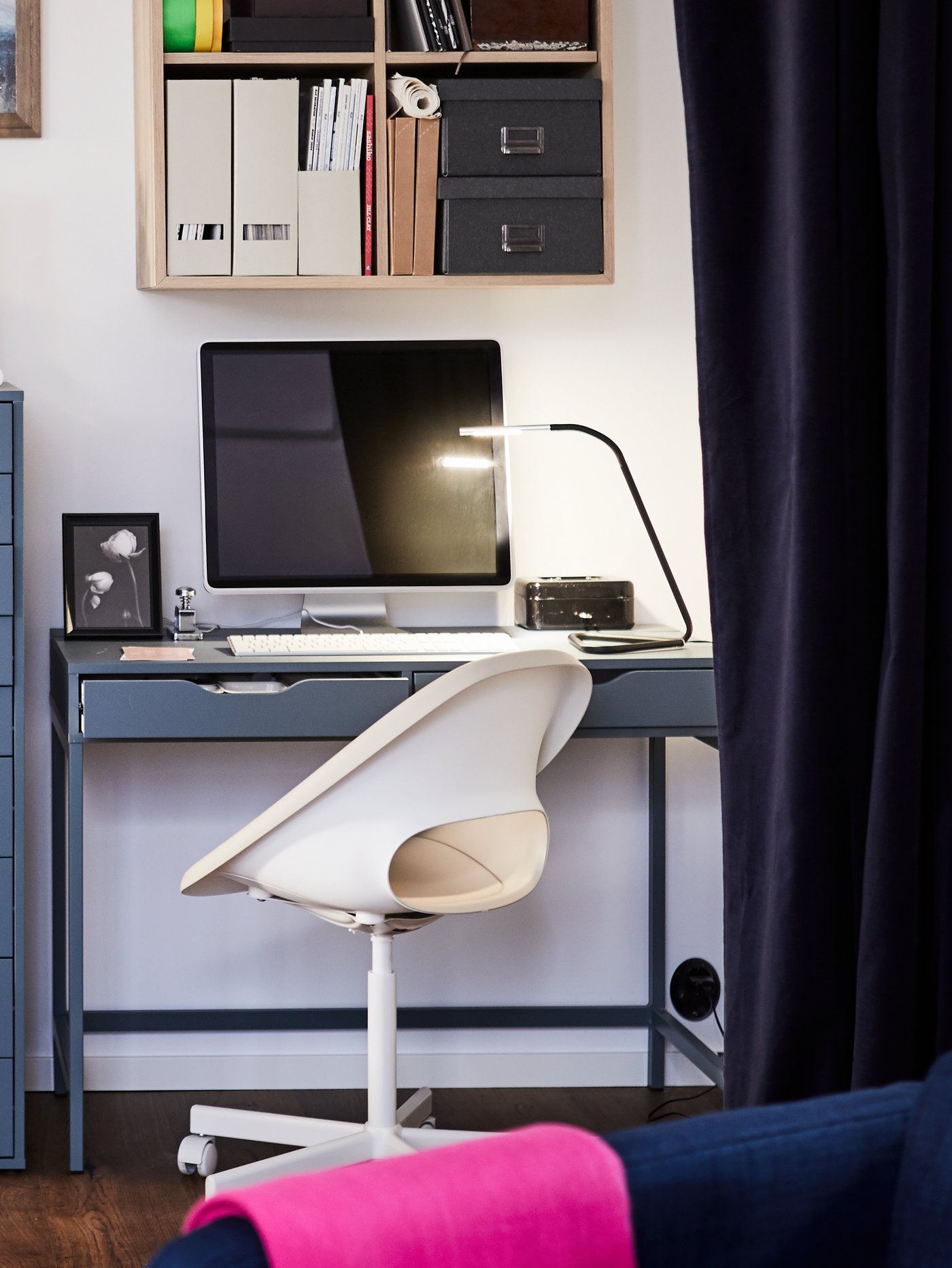 An ELDBERGET/BLYSKÄR swivel chair in beige/white in front of the ALEX desk.