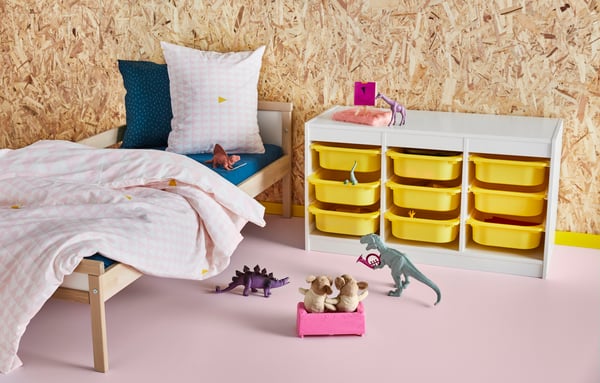 Habitació Montessori amb un llit baix i una calaixera TROFAST