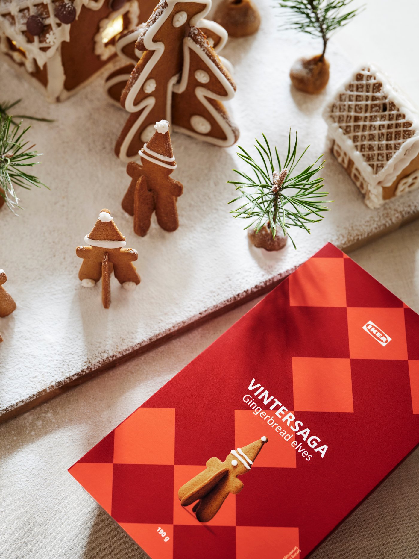 Pepparkakor och julgodis på dukat bord.