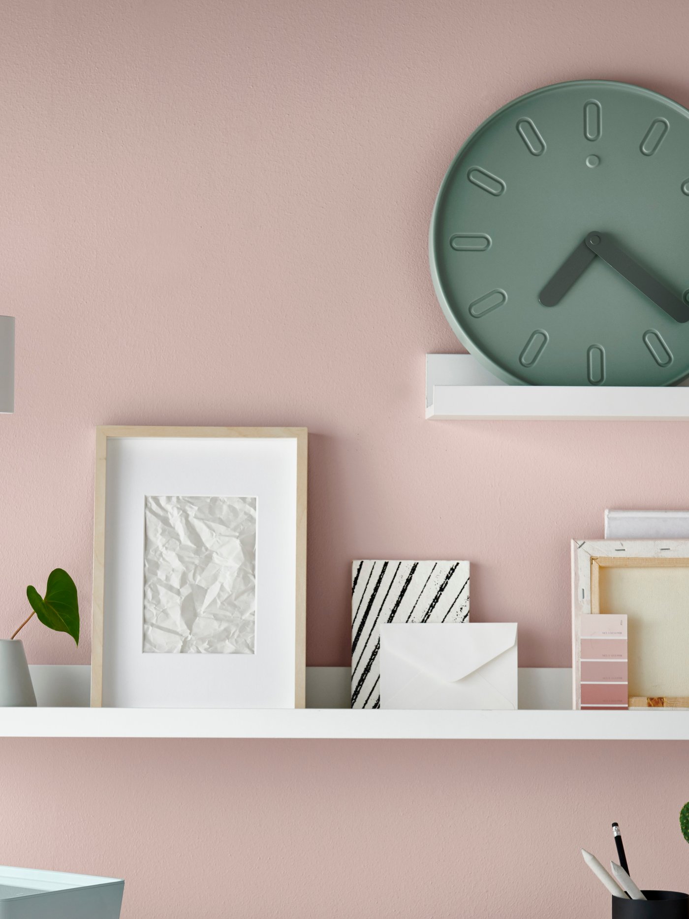 En hvit MOSSLANDA bildehylle på hjemmekontoret.