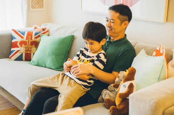 広いソファに座り会話を楽しんでいる様子。