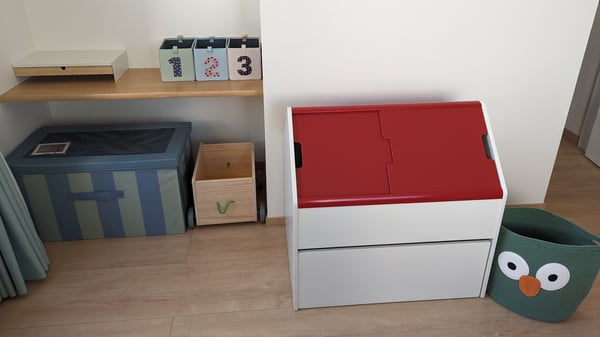 カラフルな収納ボックスがある。