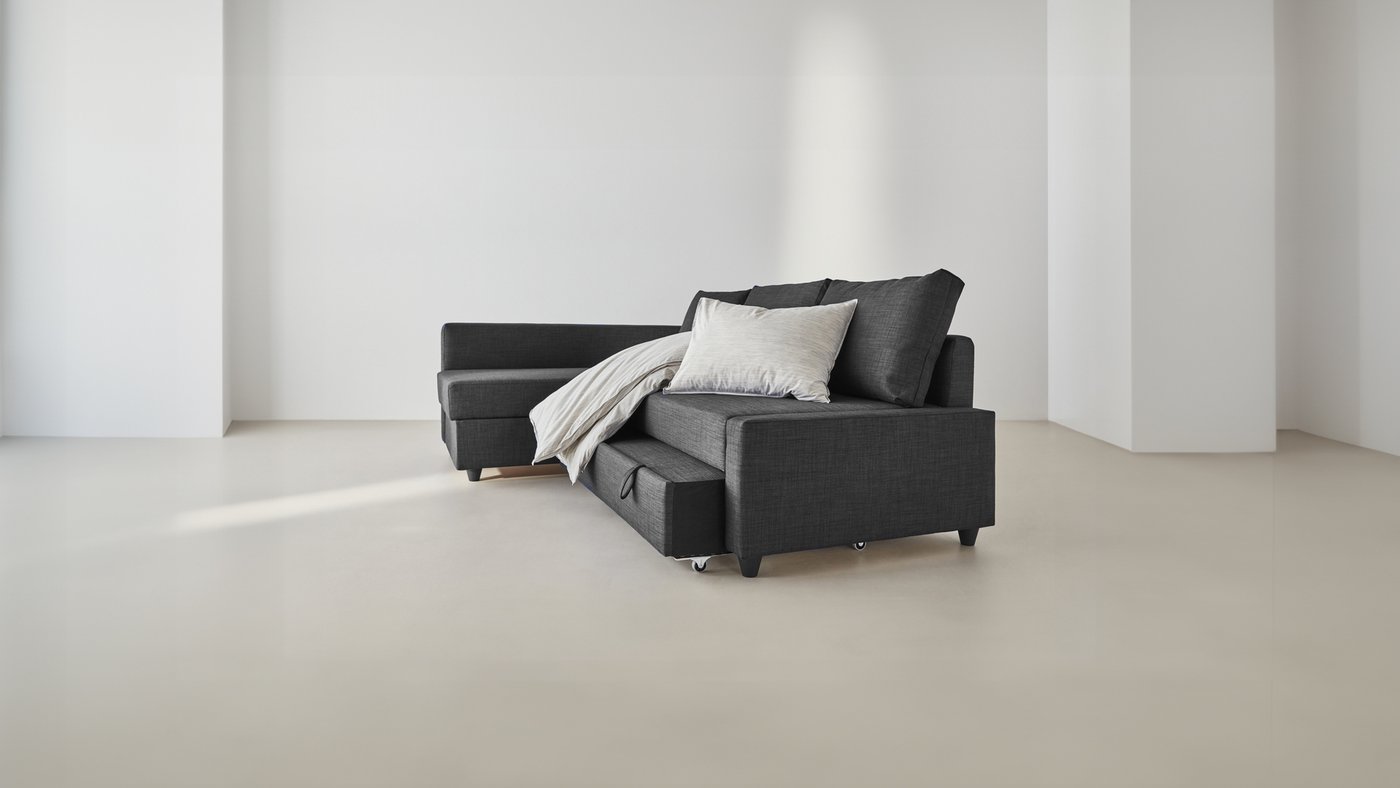 Un divano FRIHETEN griglio scuro ad angolo