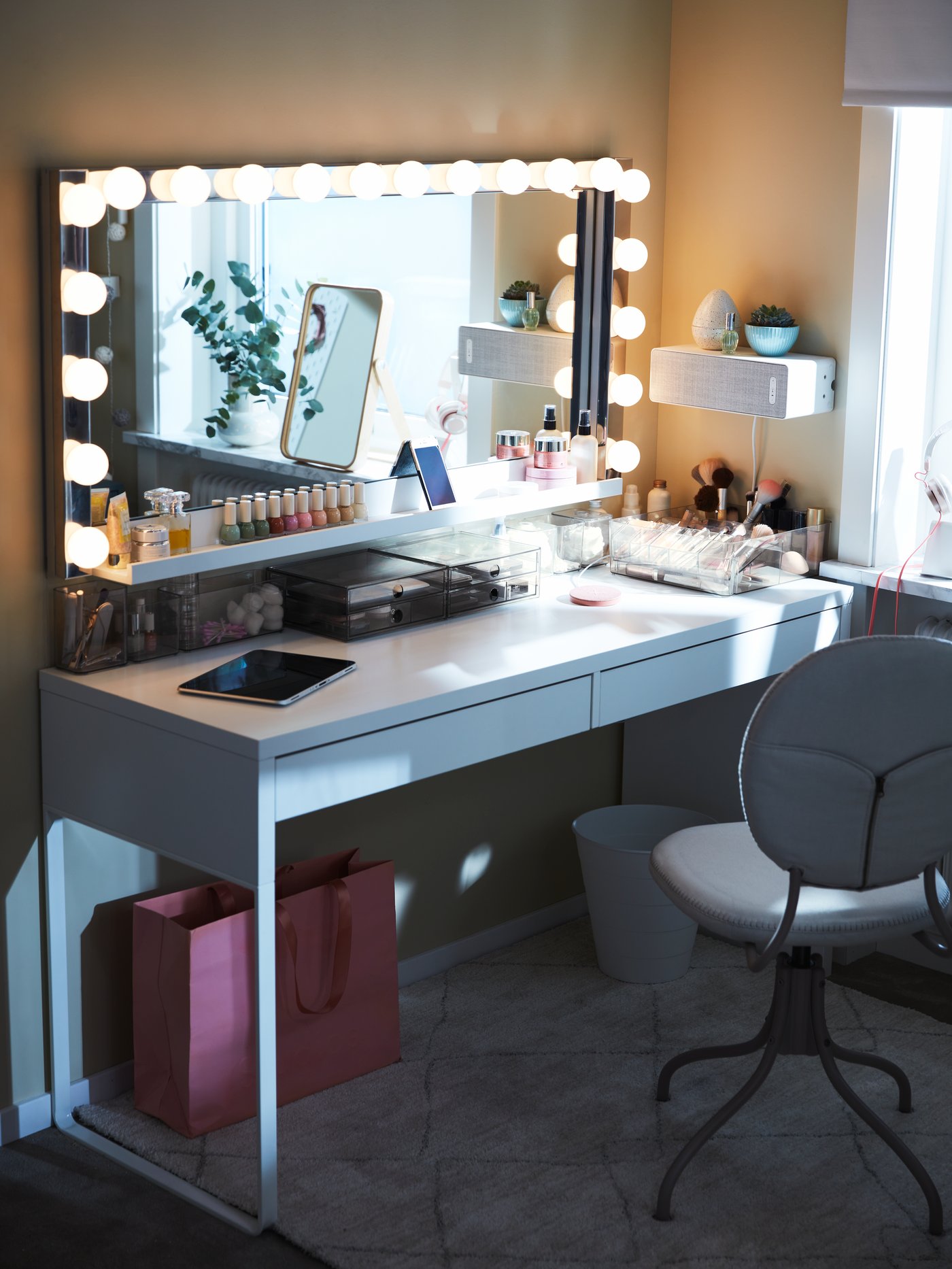 Vitt, brett sminkbord med spegel och lampor. 