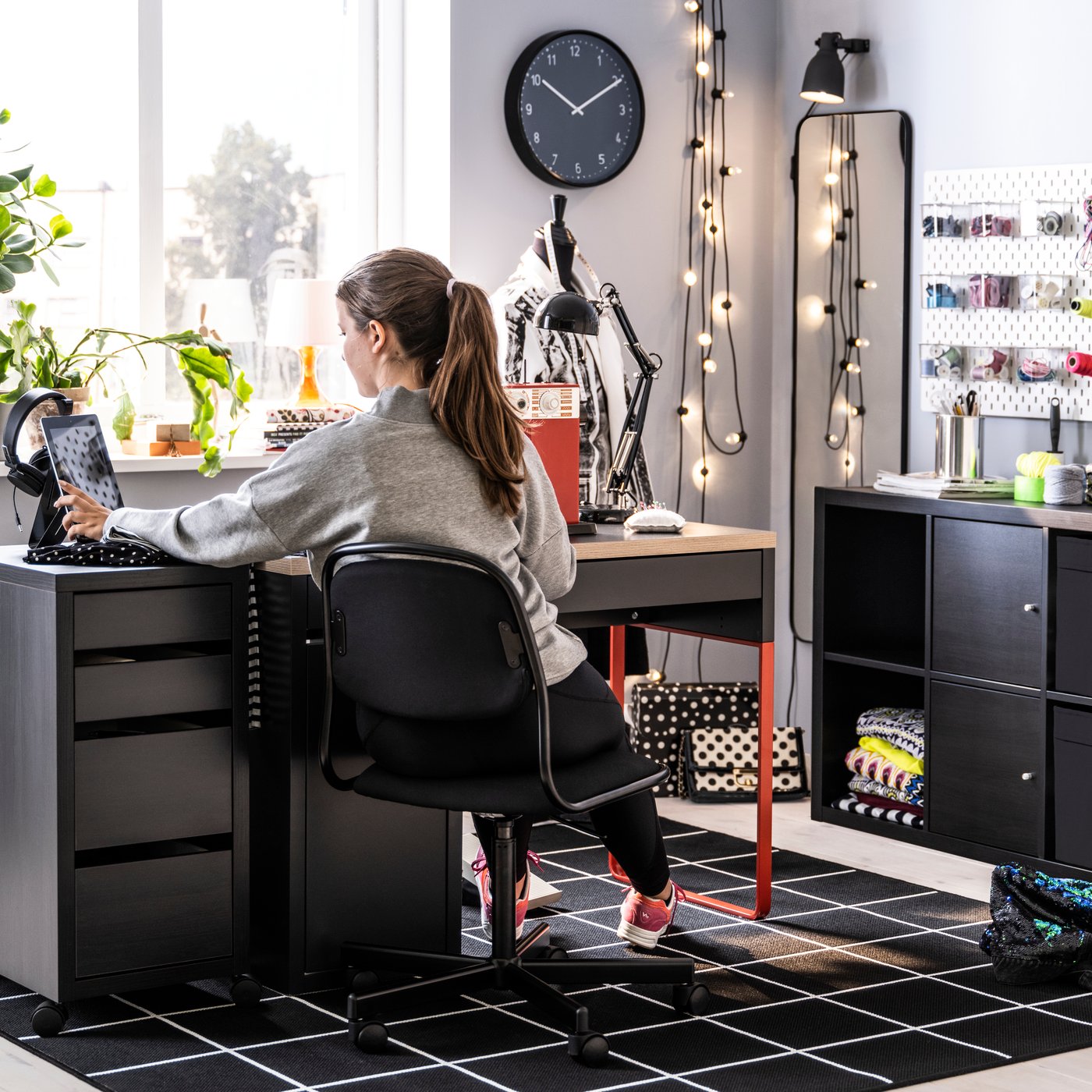 An anthracite/red MICKE desk