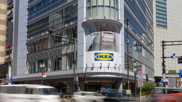 都市のイケア店舗。交通量が多い通りに面したモダンなビルにイケアのロゴと広告が見える。