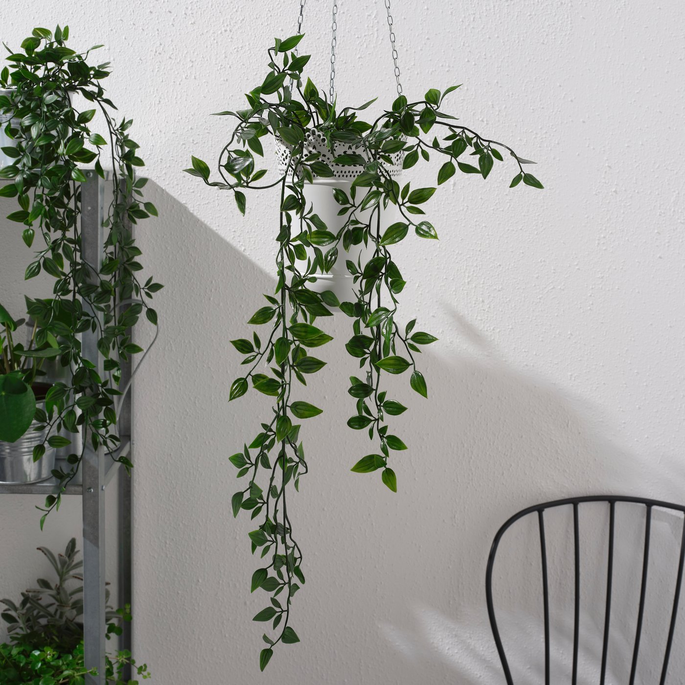 An in/outdoor/hanging FEJKA artificial potted plant