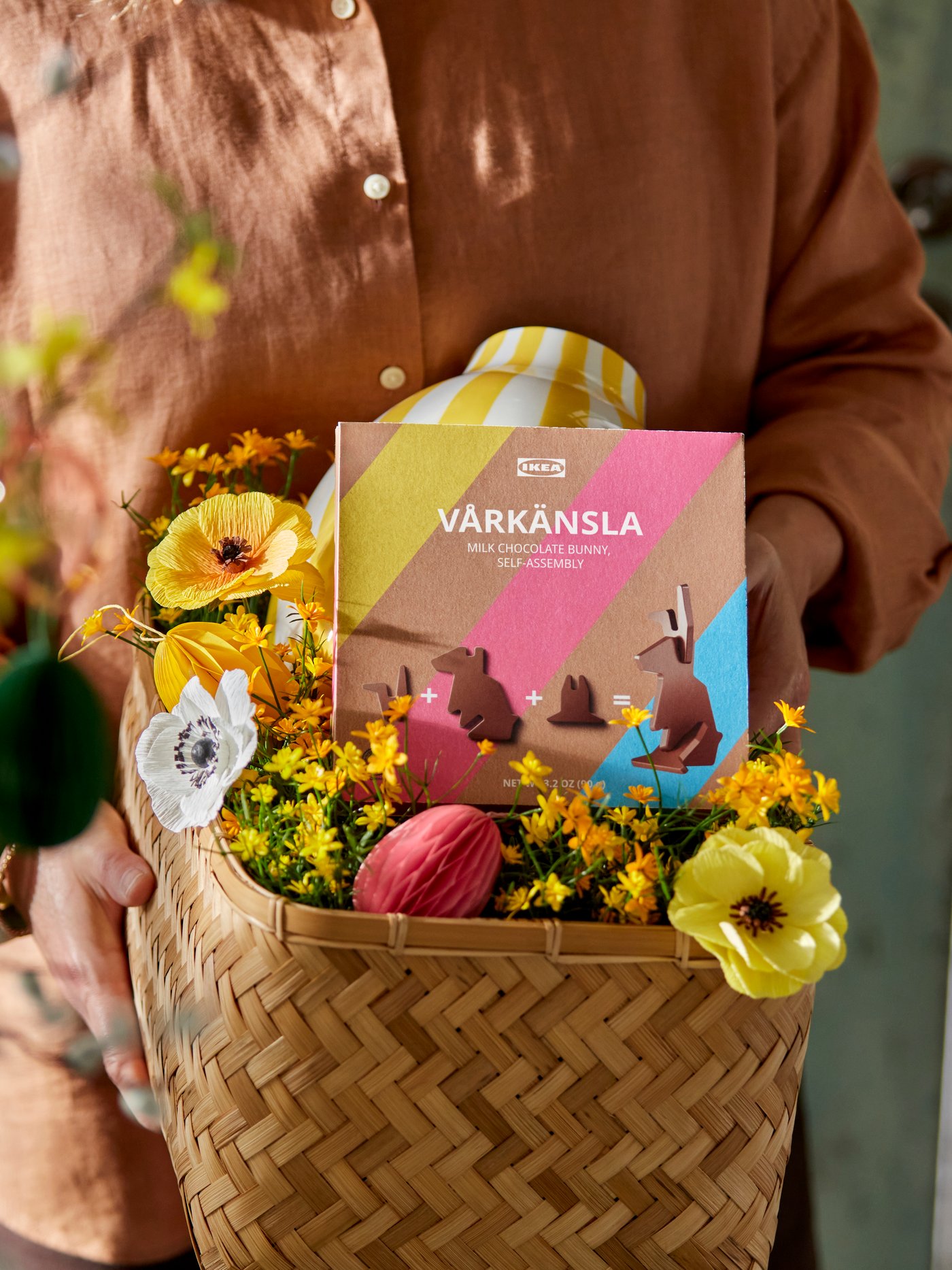 Easter hamper, with VÅRKÄNSLA chocolate rabbit, SMYCKA flowers and BLODBJÖRK yellow and white vase. 