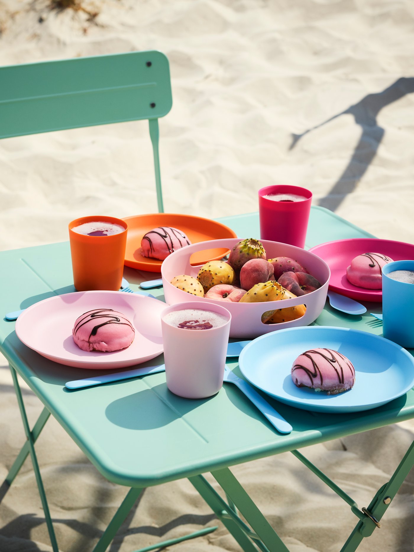 A pink/blue MARULK 21-pieces picnic set outside