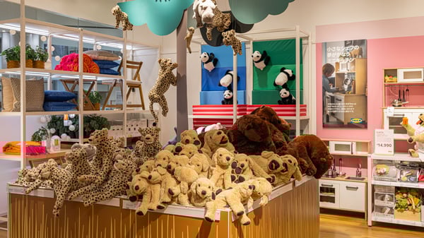 ゴールデンレトリバーや、くまのぬいぐるみが陳列されている。