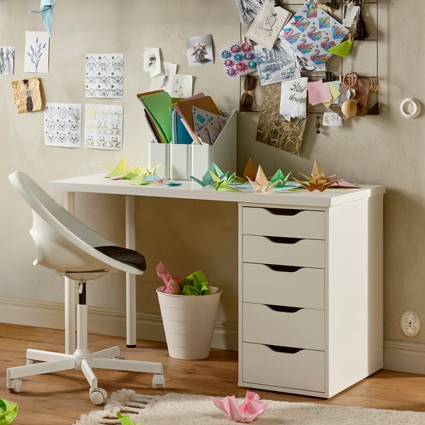 A beige/white MALSKÄR swivel chair