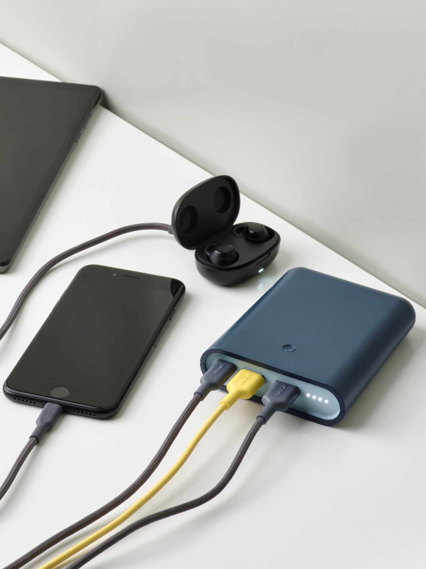 A dark blue VARMFRONT power bank